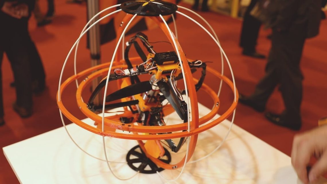 Dron esférico con jaula protectora de AIRK Drones en una feria